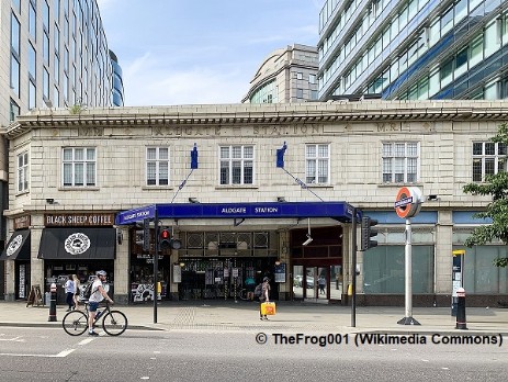 Vorderansicht der Tube-Station Aldgate.