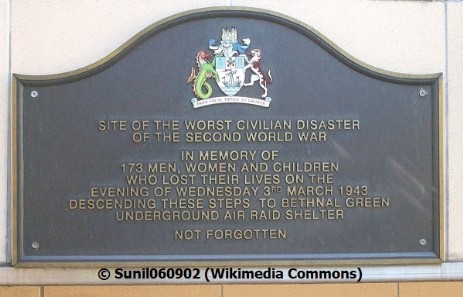 Memorial plaque 1943 Unfall Treppenaufgang Bethnal Green tube station