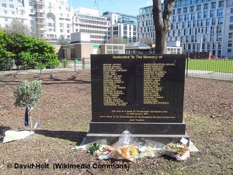 Memorial to those who died in the w:Moorgate tube crash, Finsbury Square