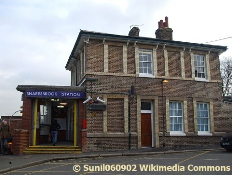 Snaresbrook tube station main entrance